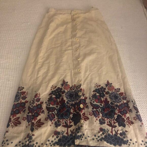 MIDI beige skirt. Buttons down - Picture 1 of 2